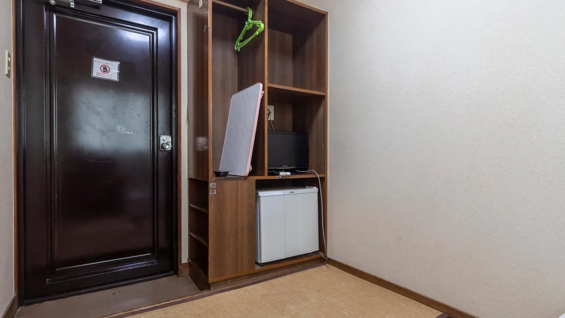 Business Hotel Kaga Osaka Hostal